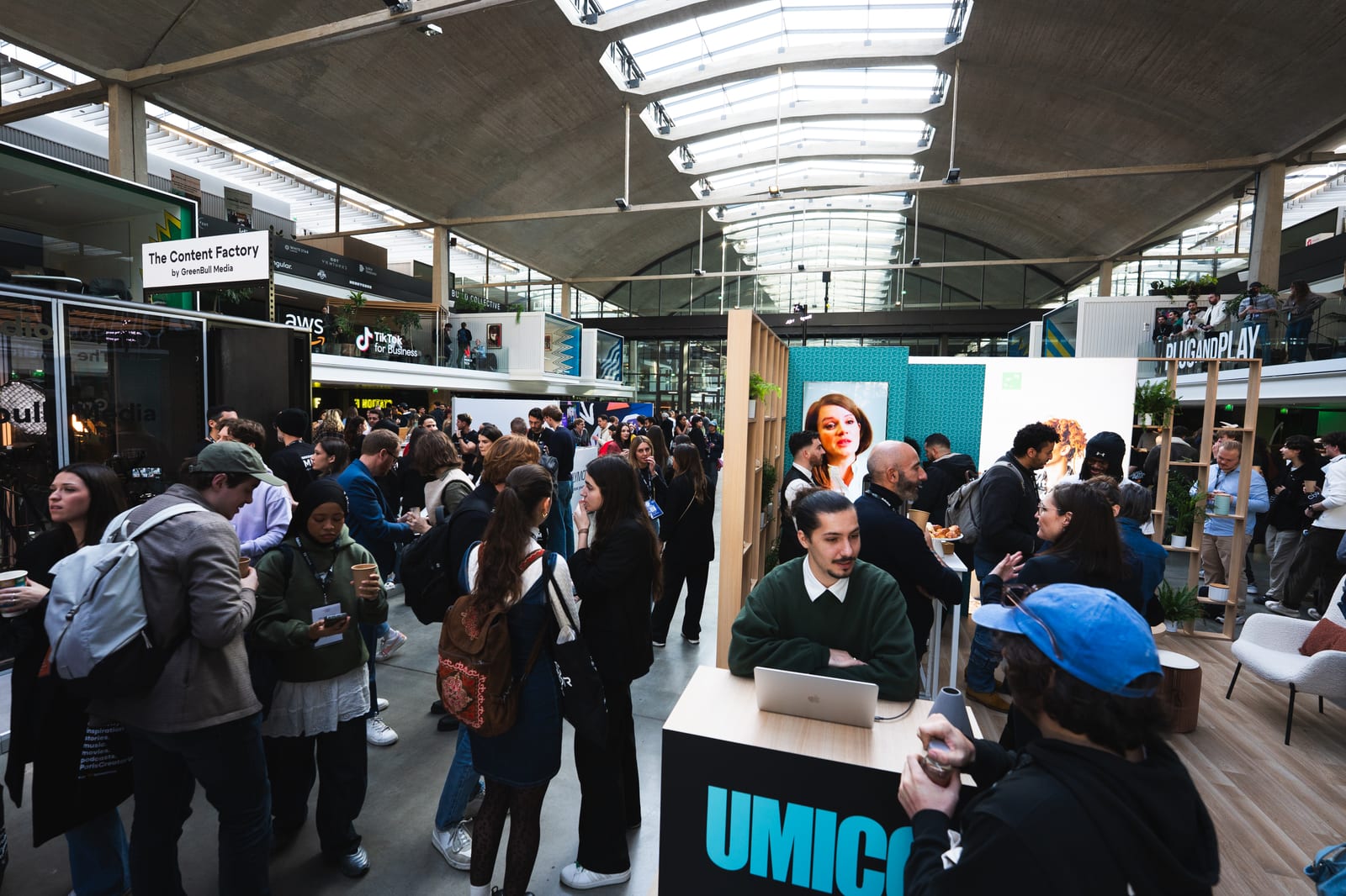 Foule dense autour des stands UMICO et Content Factory