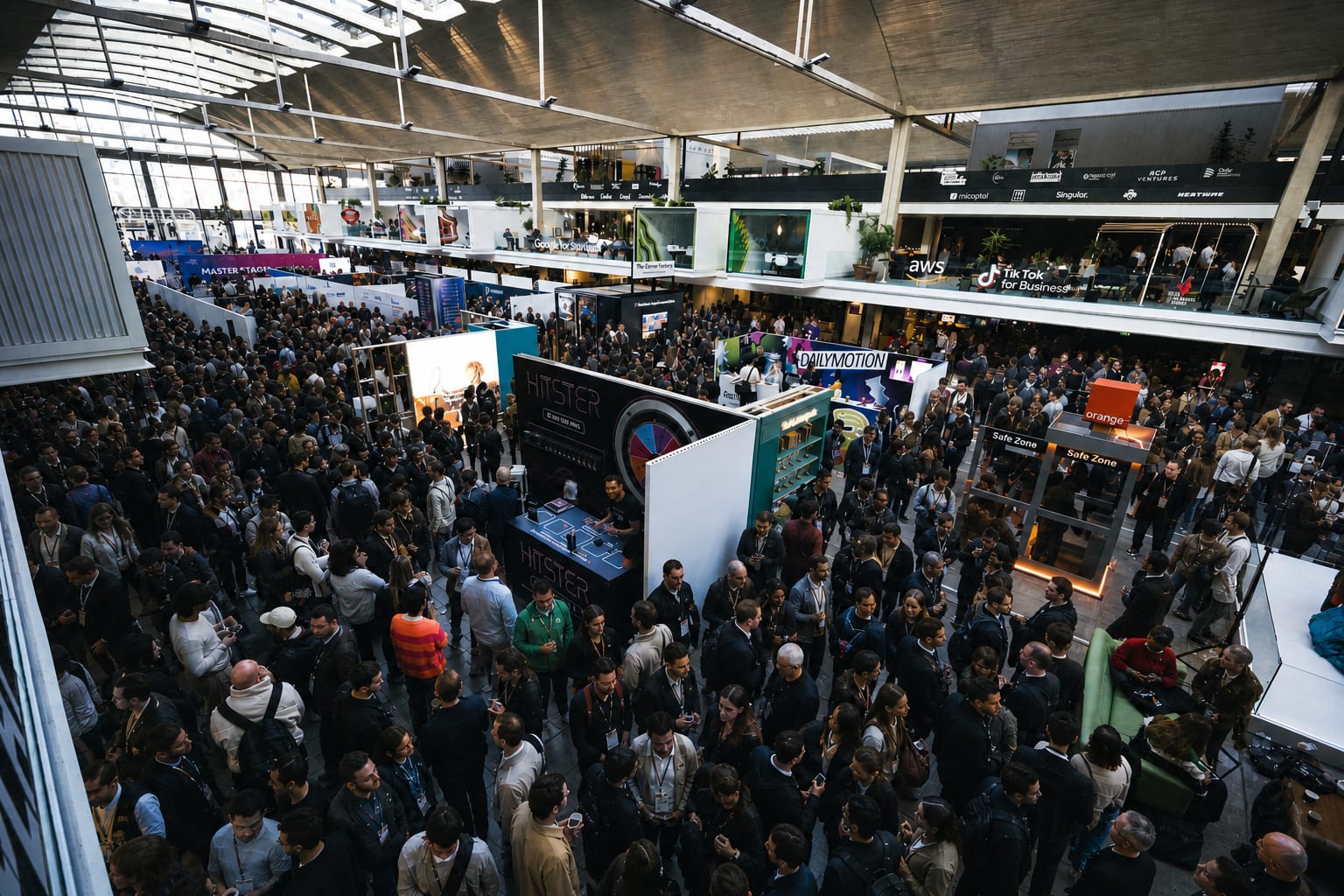 Vue aérienne du site, le public circule entre les stands