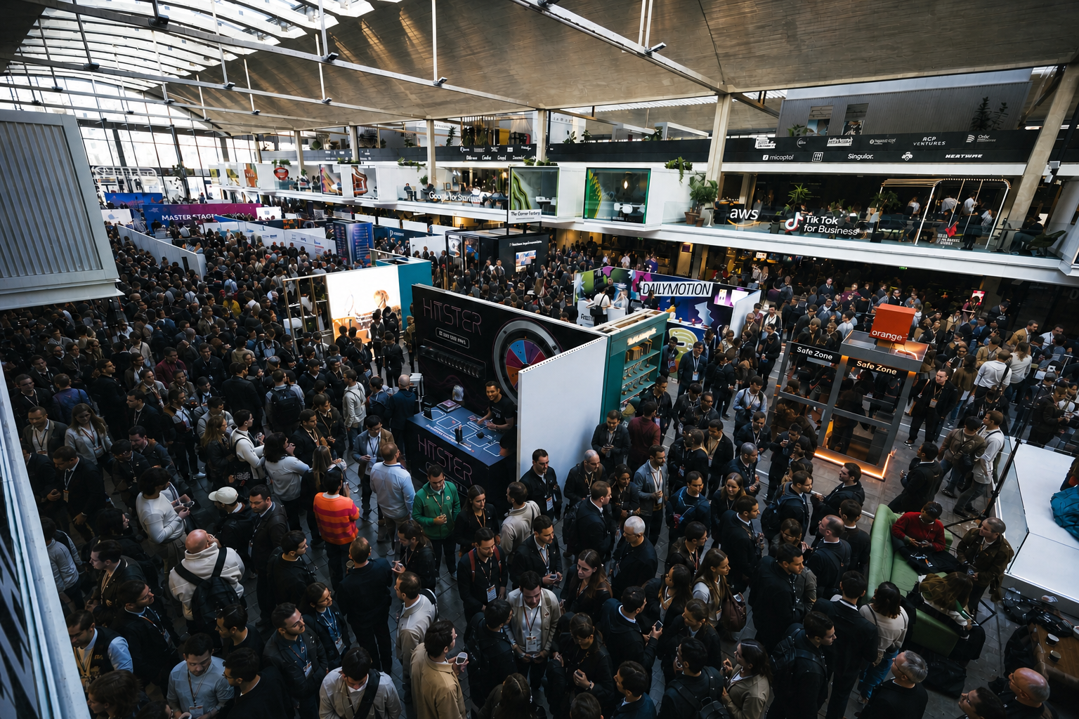 Vue aérienne du site, le public circule entre les stands
