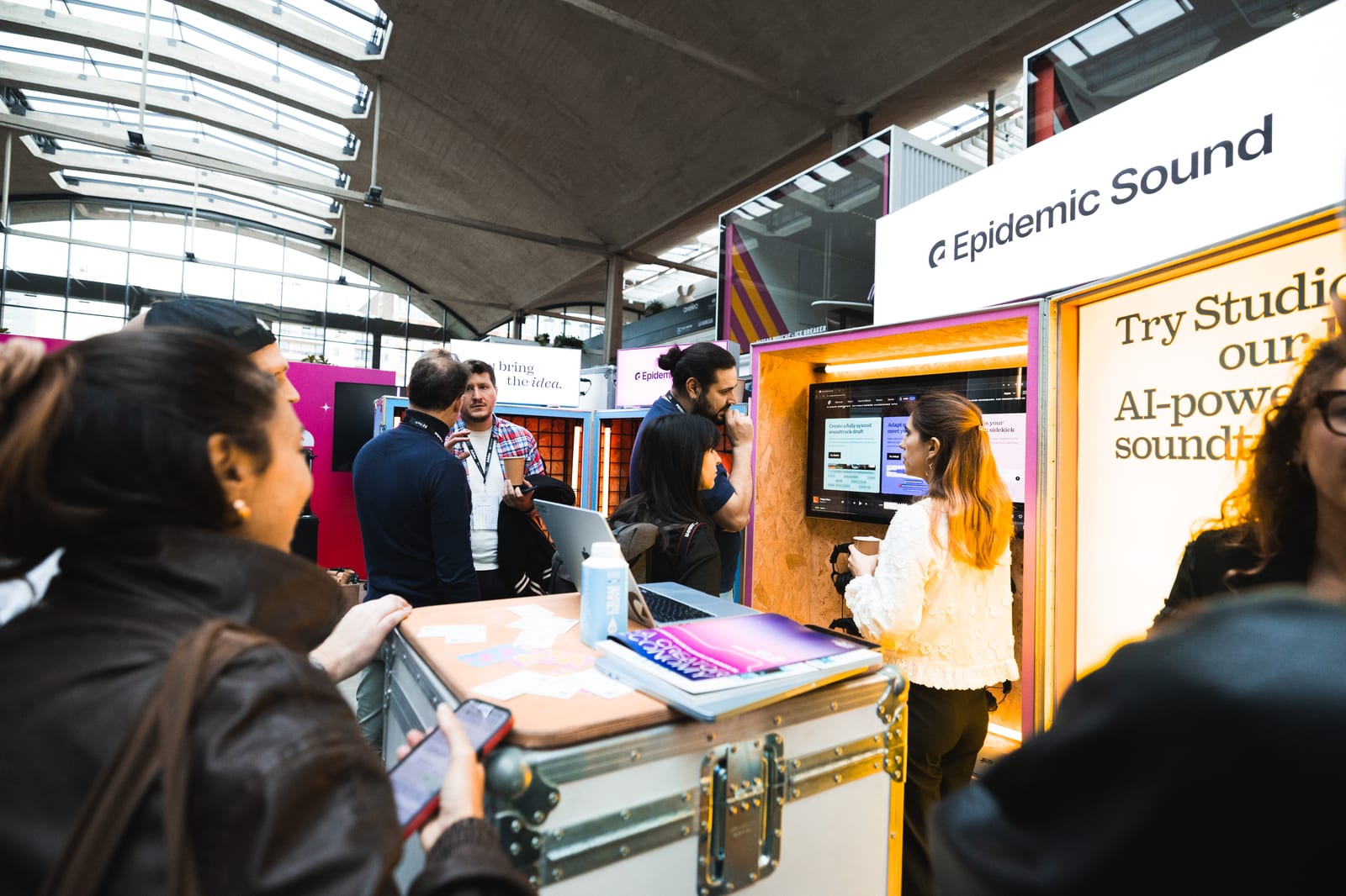 Networking entre participants au stand Epidemic Sound